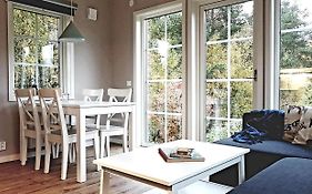 Nybyggd stuga intill skogsbrynet